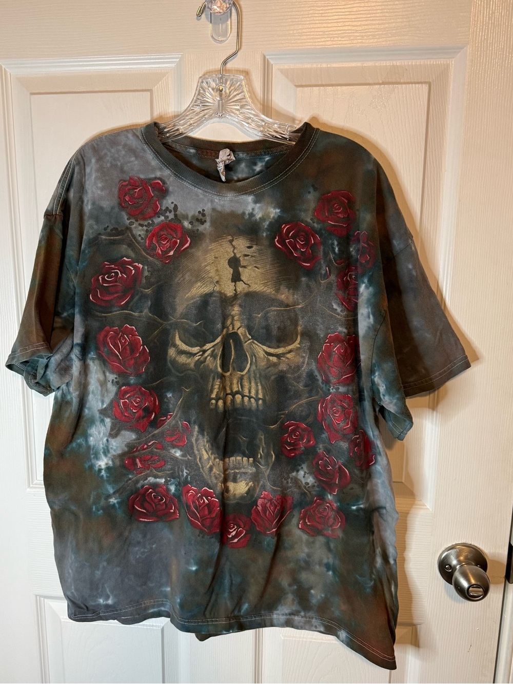 Vintage Y2K Graphic Skull & Roses Tie-Dye Tee - Dark Gray with Red Roses